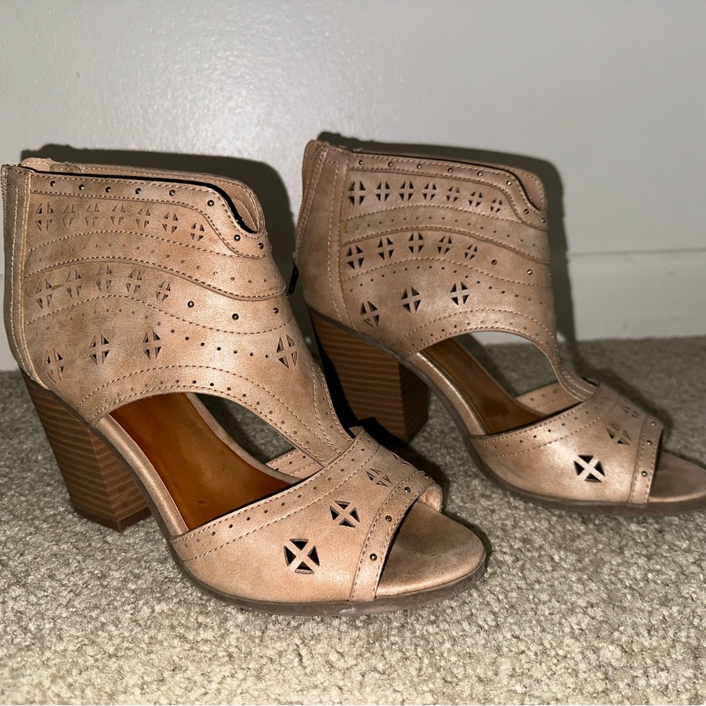 beautiful cream heels